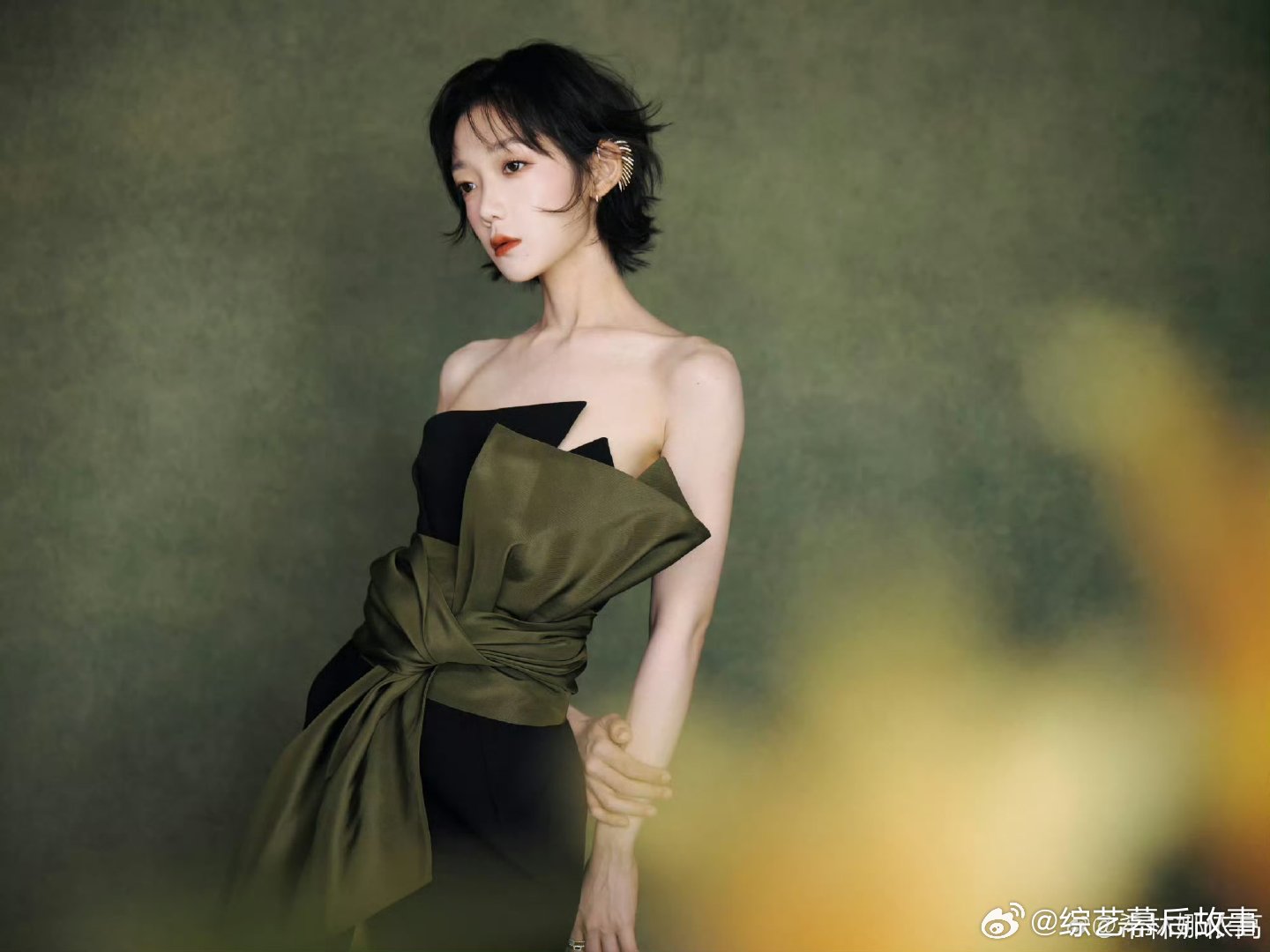 希林娜依高红毯冷感美人 自带高级冷调气场，希林娜依高亮相红毯，沉静的神态，利落优