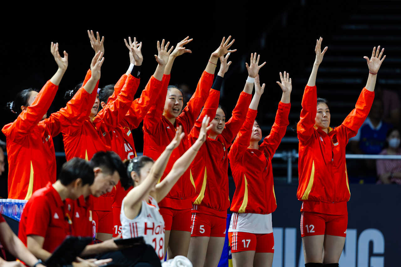 嘿嘿，2-0领先[不愧是你]第3局别松懈，争取一口气带走！中国女排vs多米尼加女