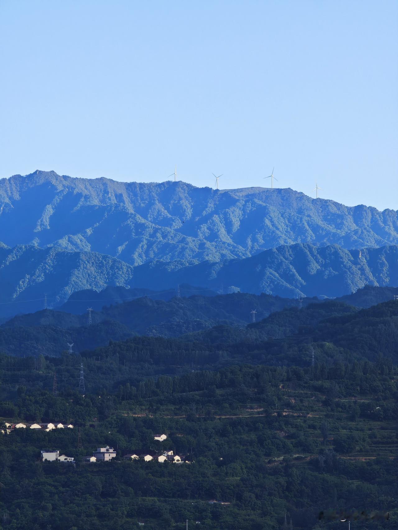 空气通透在宝鸡北塬可以看到秦岭山顶的风力发电机宝鸡观景台