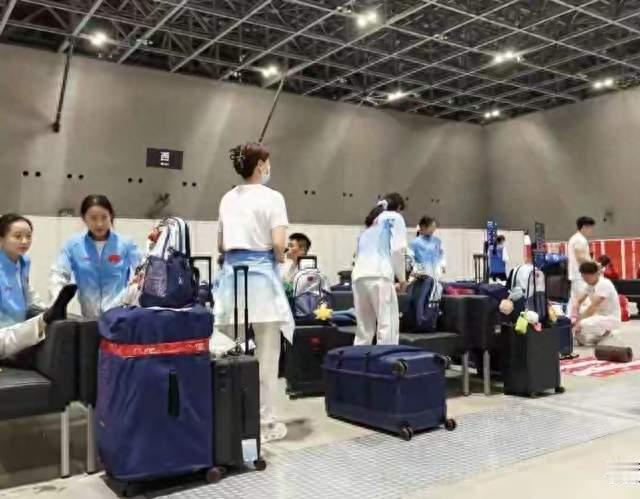 中国运动员在日本名古屋机场遭遇了怎样的接待？
