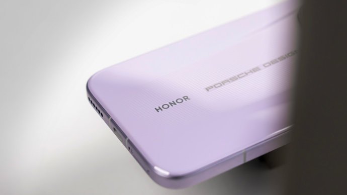 荣耀Magic8 RSR保时捷设计质感真的很绝 