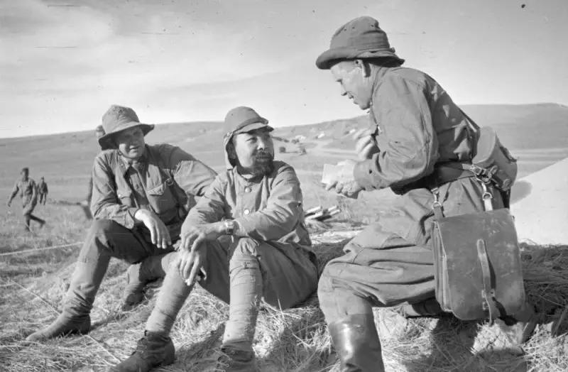 苏军审问一名日本战俘。哈尔欣戈尔河地区。 RGAKFD 档案号 0–360606