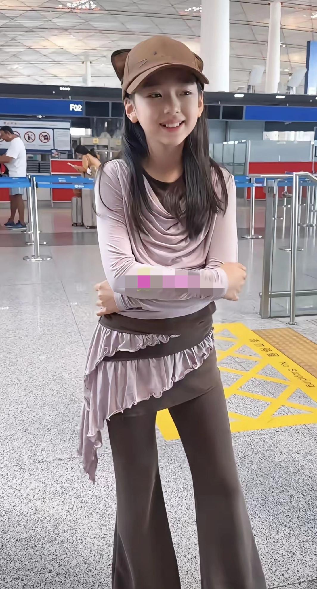 董璇的女儿好成熟啊，是因为曝光太多了吗？
 
刷到她的最新视频，在机场和蹲守的狗