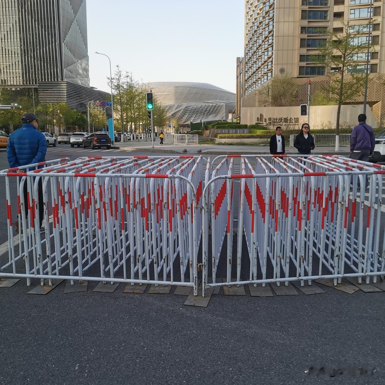 铁马护栏已拉到东港商务区！（2）

大连马拉松赛4月26日7时，
在东港商务商务