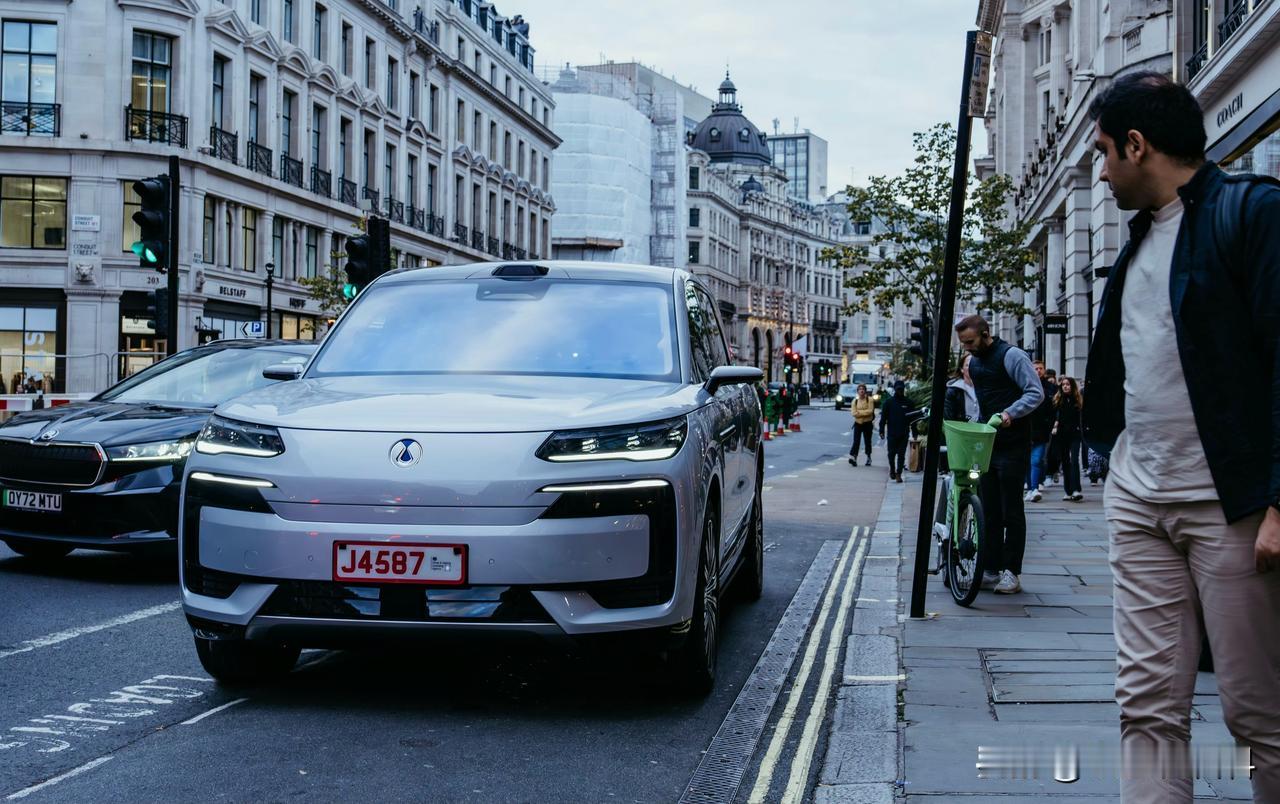 腾势N9实车，设计师相对克制多了，没有使用太多的线条去点缀，侧面看气场还挺强，尤