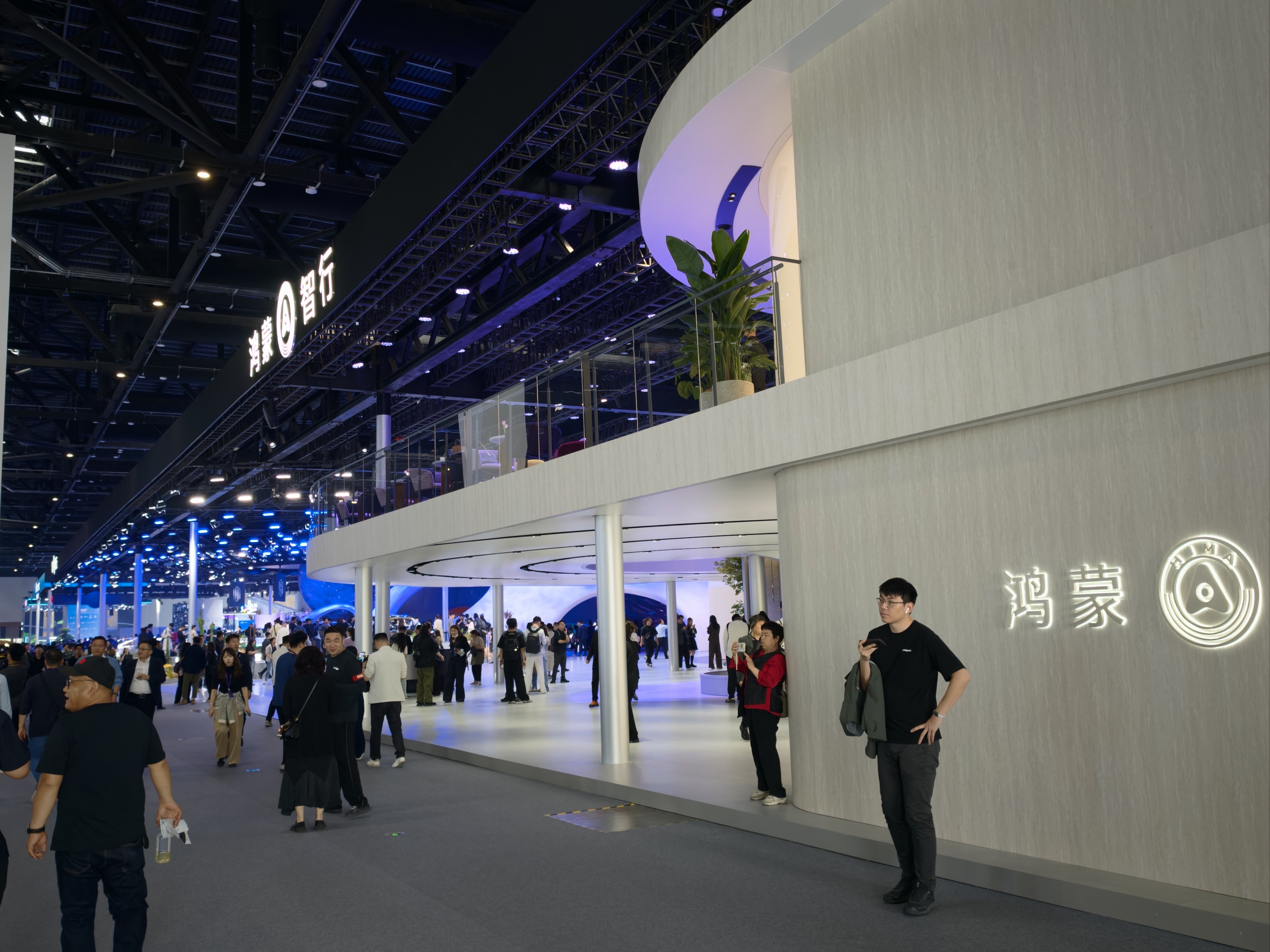 2026北京车展 鸿蒙智行这个展台也太大了吧。