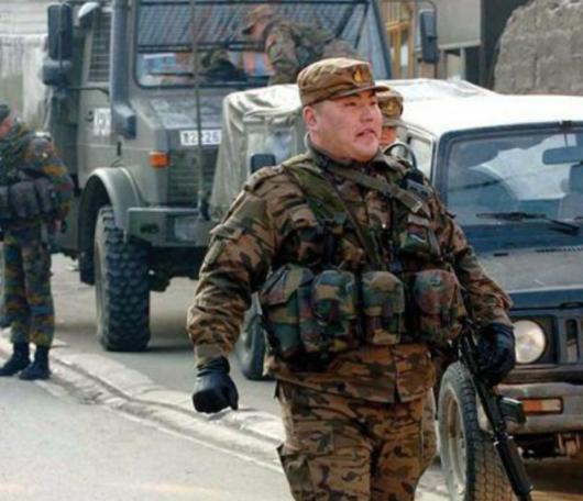 世界上最安全的两个国家，一个谁都打不赢，一个谁都不敢碰，世界越是动荡，越能看清安