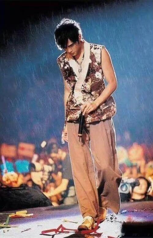 周杰伦写的歌养了整个娱乐圈，现在代言外卖又养了大家的胃。奶茶端上来，旋律放耳边，