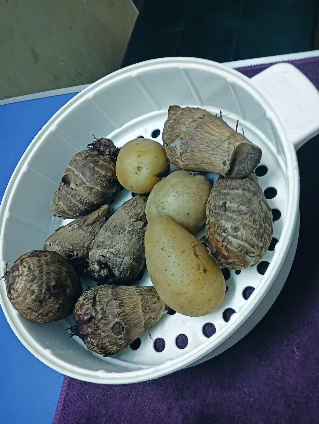 大家好，我是七姐，天天吃米饭也吃的烦人。突然想吃一点芋头和土豆。人要多吃五谷杂粮