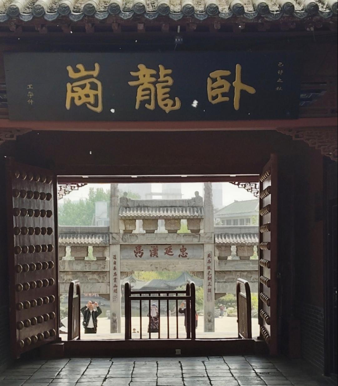 为何部分南阳民间研究者坚持“卧龙岗汉墓群适合诸葛亮躬耕”
 
先厘清事实：卧龙岗