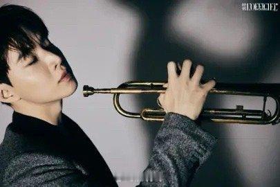 Henry又拿起小号了 Henry又吹小号啦！从两岁就开始练，现在拿起还是那么溜