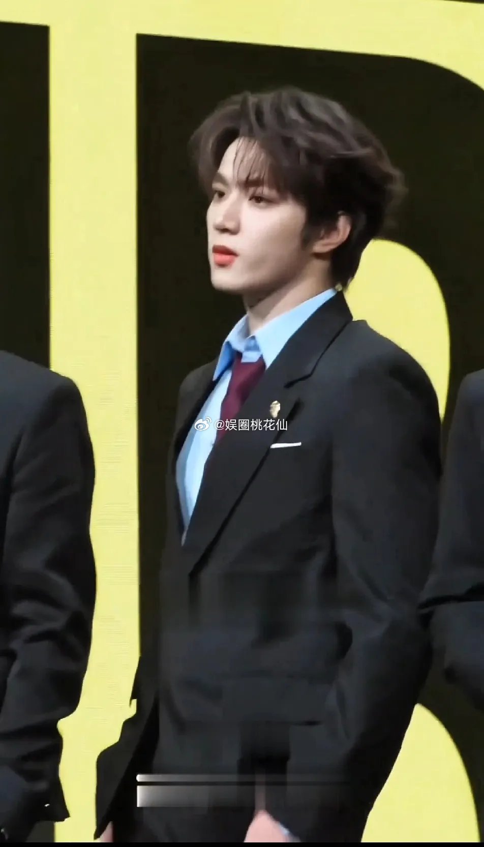 刘耀文站在王鹤棣旁边完全就是小男孩，明明他站在团队里看着还挺酷挺man的，怎么一