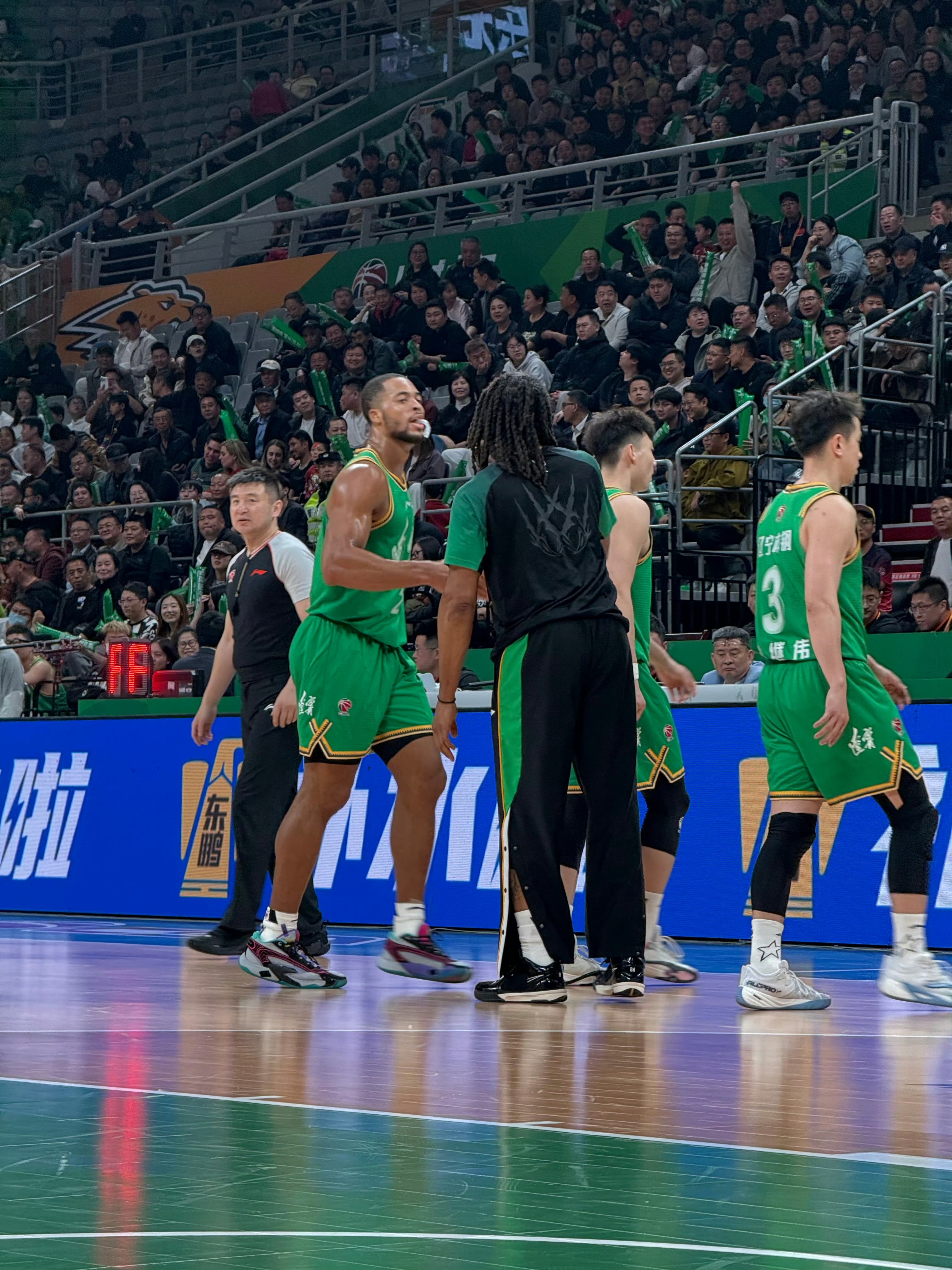 莱迪出战23分钟，投篮14中11、三分1中1得到25分15篮板1助攻1盖帽。辽宁