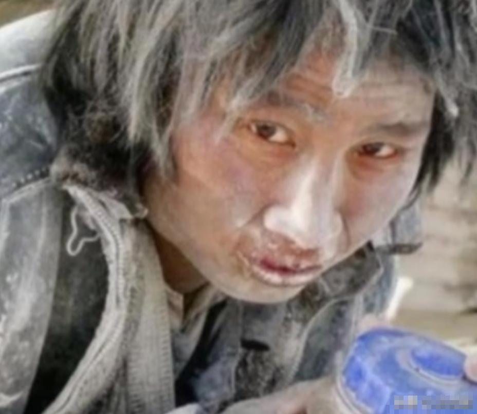 2007年，大学生崔松旺伪装成流浪汉，浑身散发恶臭，牙齿布满污垢，每天在垃圾桶旁