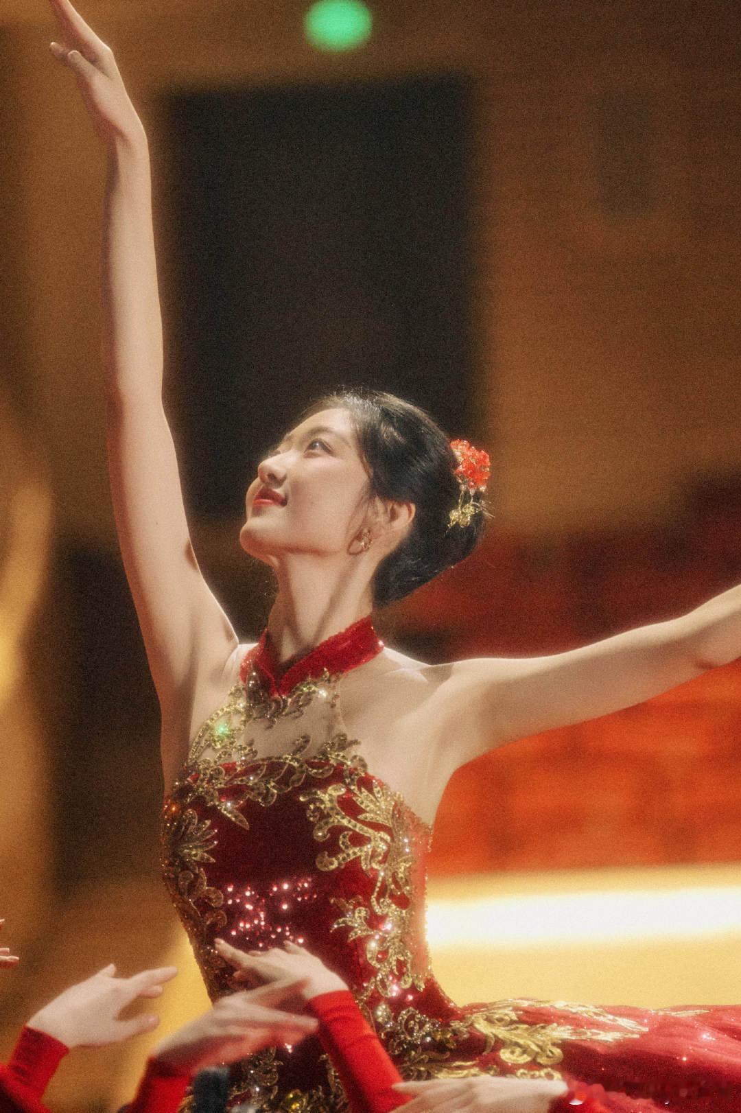 孙千红裙芭蕾 东北大妞的温柔一面！孙千跳芭蕾时的神情好专注，这就是专业舞者的魅力