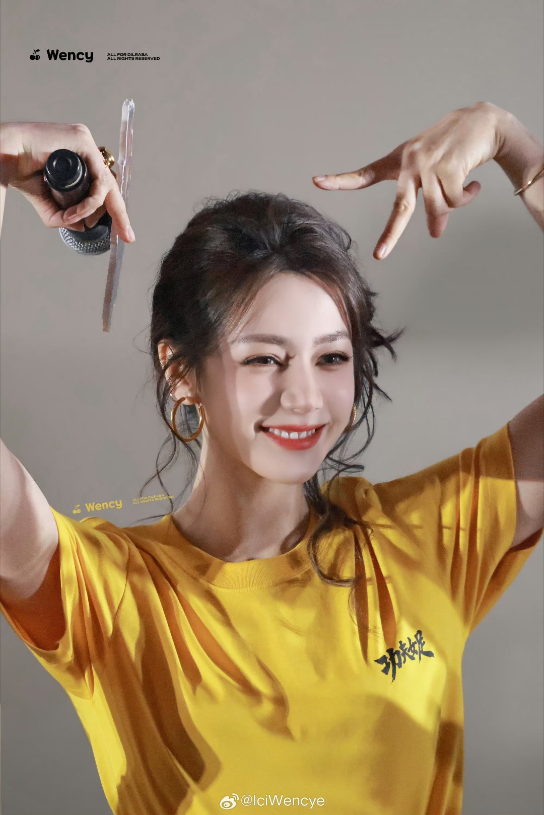 路虎卫士全驭代言人迪丽热巴 dlrb 热巴开卫士 dlrb 迪丽热巴卫蓝“有些戏