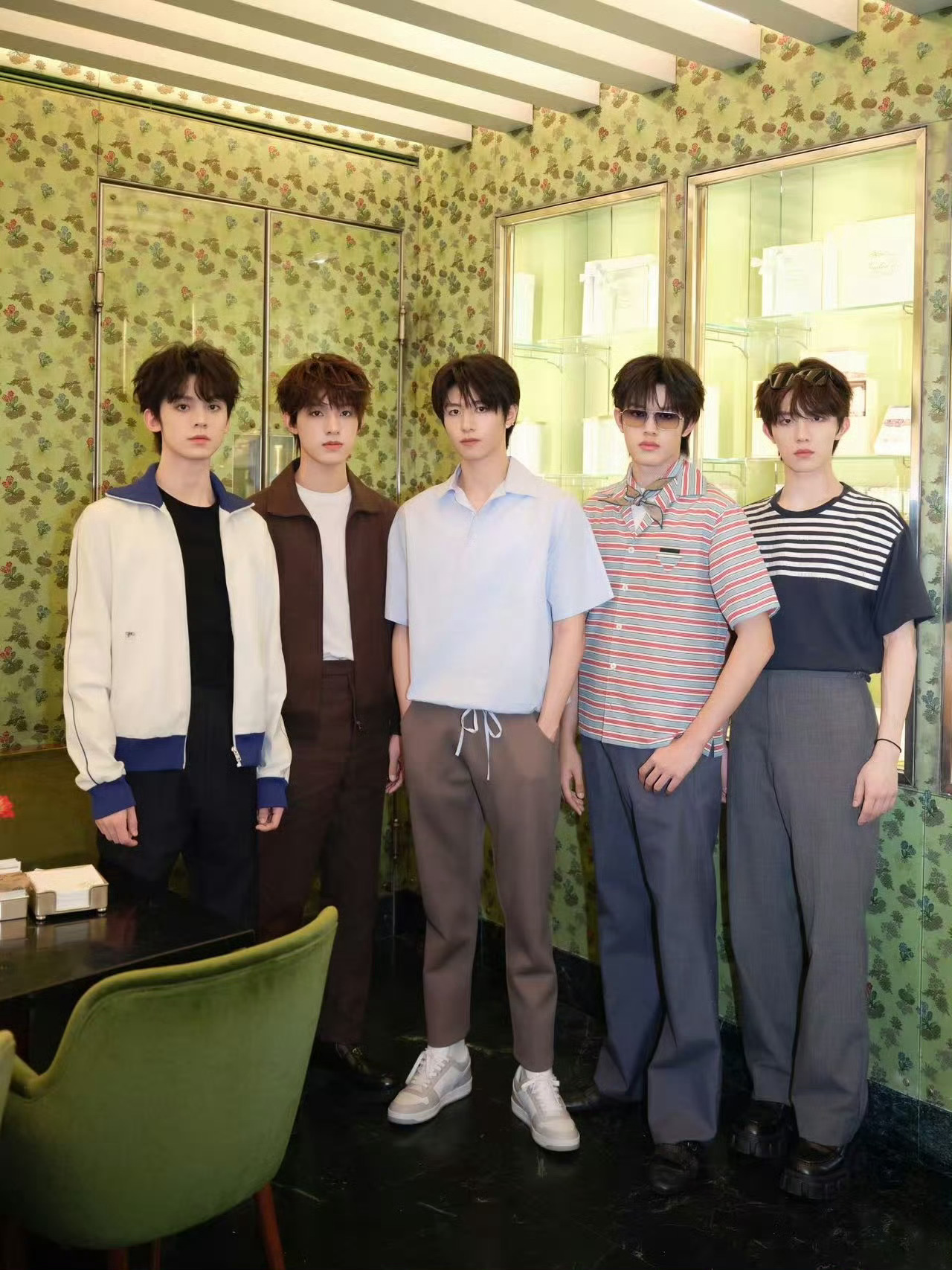 TOP 登陆少年   in   PRADA本次米兰之行探店造型的全新图集   ～