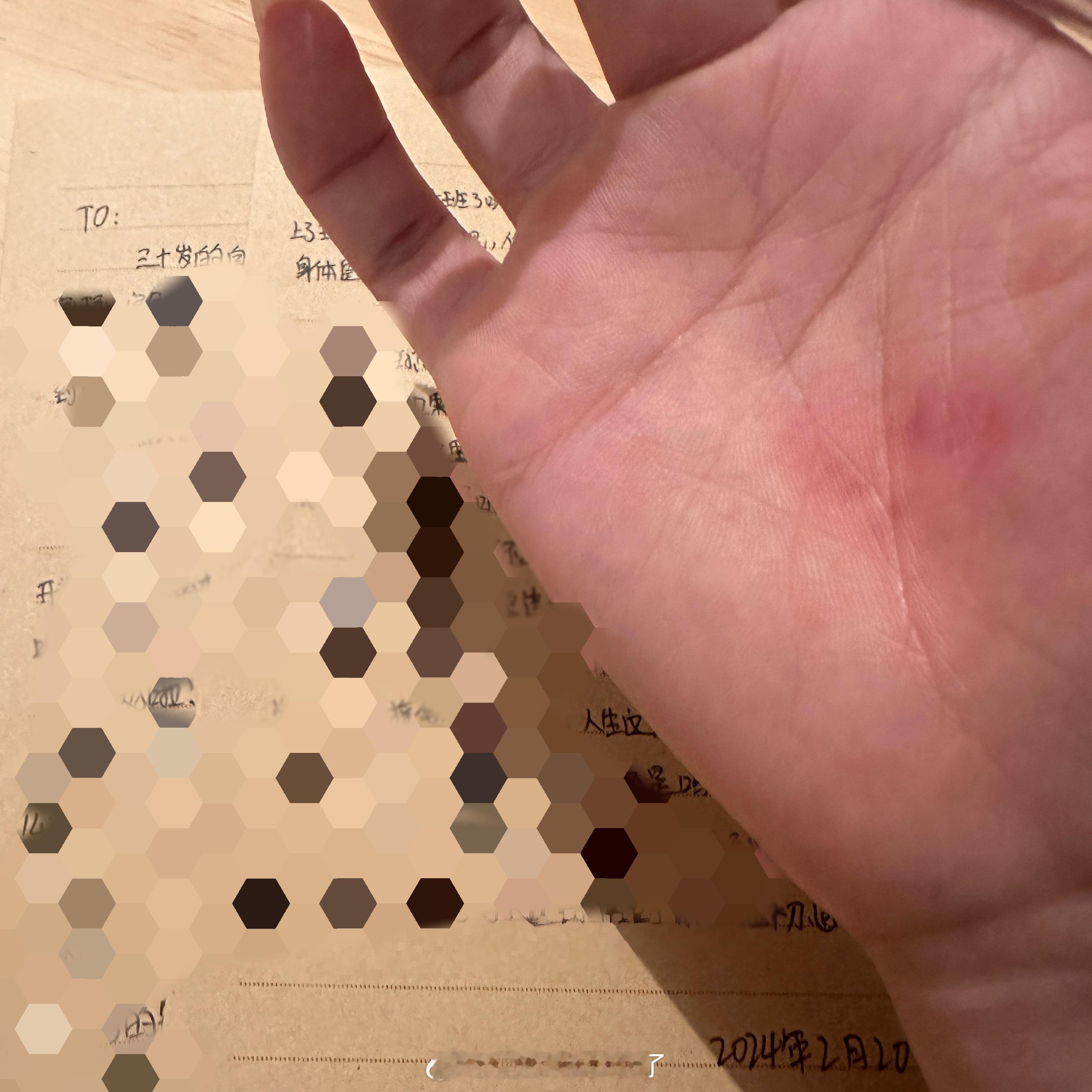 今天做的很有意义的事 给未来的自己写了一篇小作文 很久没写字了 写完手酸得不行（