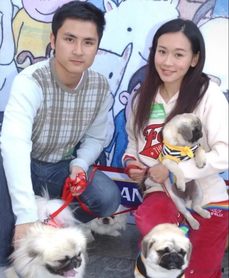 杨思琦年轻时候长相也好甜美，一笑还有俩个可爱的小酒窝。娱乐圈里比她不算很漂亮，但