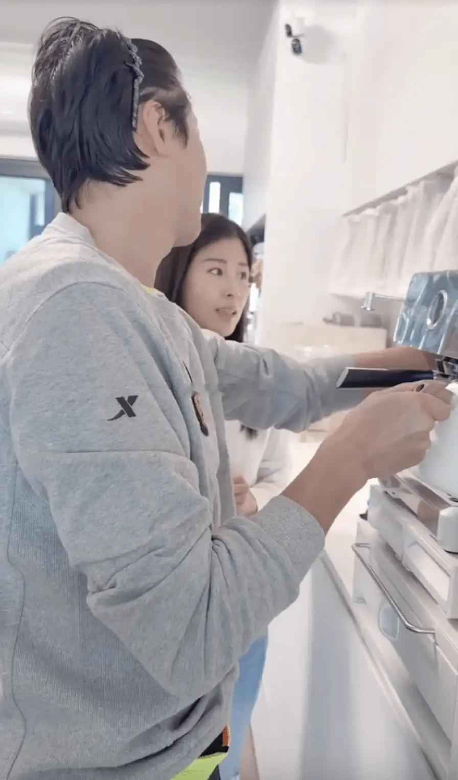 洪金宝的长子洪天明与港姐妻子周家蔚的婚姻生活一直备受外界关注一家四口移居深圳，住