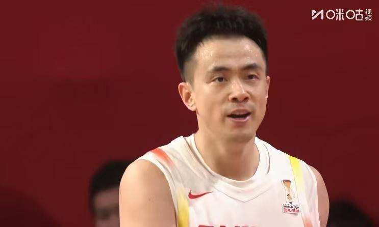 中国战胜日本，国际篮联发文表扬一人，太会玩梗了！

中国队今晚获得世预赛首胜，在