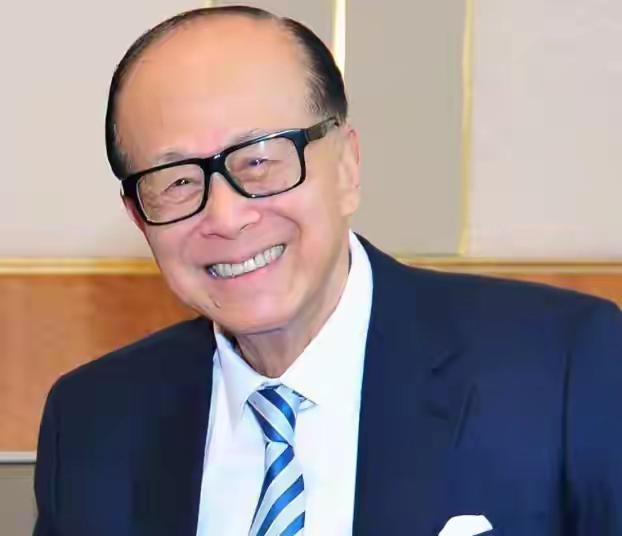 98 岁的李嘉诚又传绯闻。
他不可能这么早走，虽然已经高龄98岁，他退休之后深居