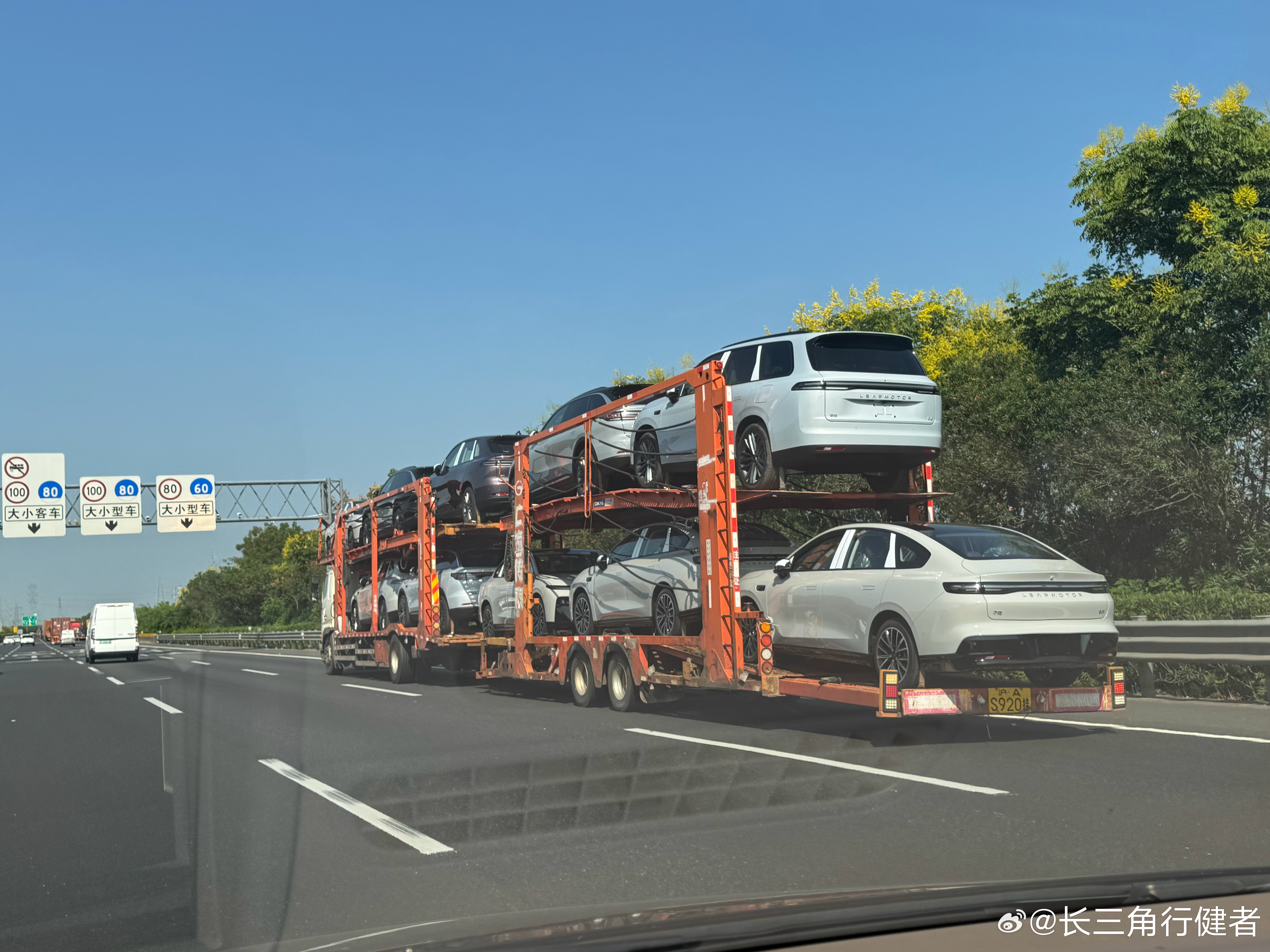 今天返回魔都。连续看到了好几辆运送零跑和小鹏P7的板车，完全是购销两旺、经济上行