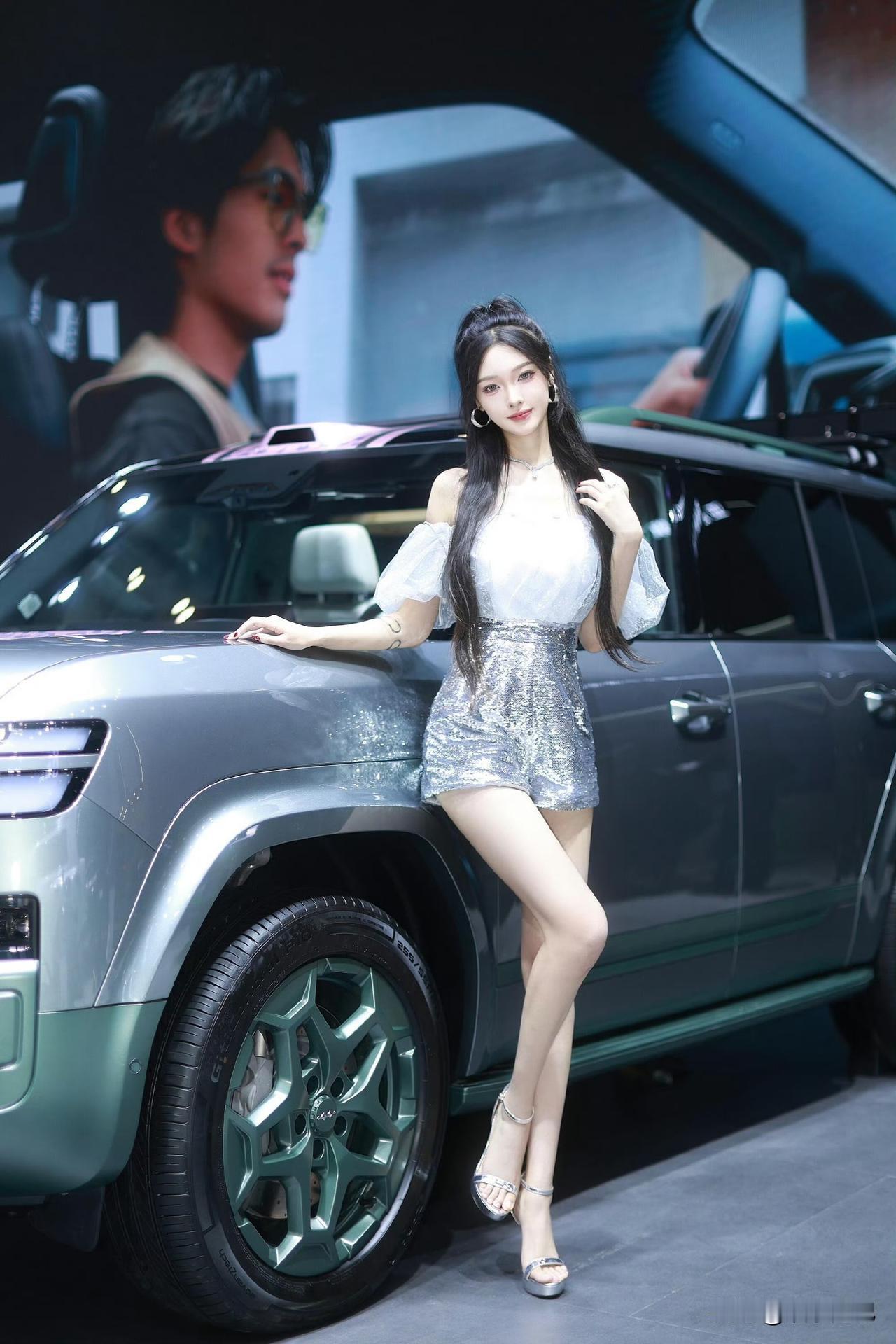 谁家的大号手办跑出来了
车模小姐姐 ​​​