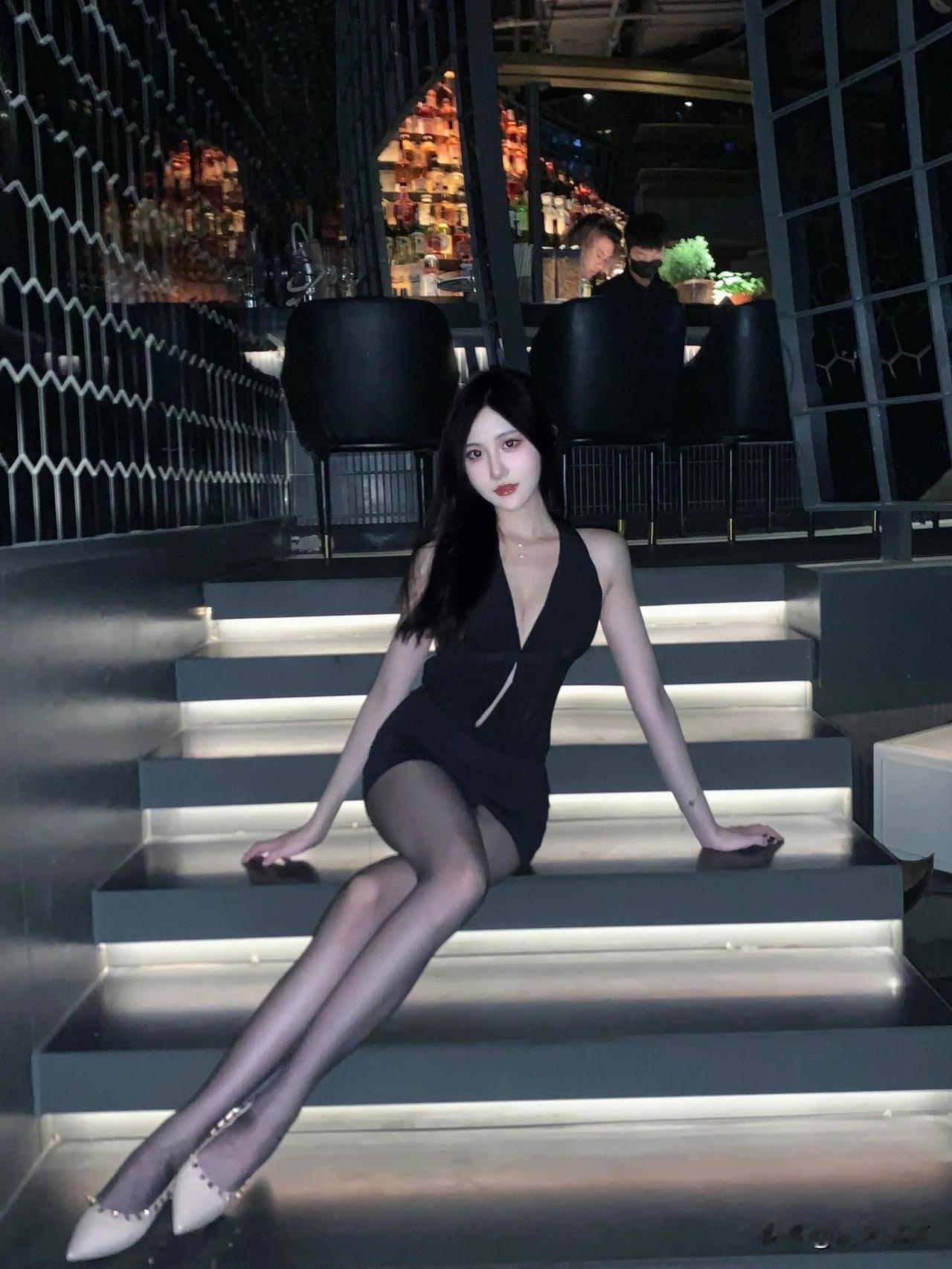 青丝素衣秀，红唇轻启笑#时尚美如画# #风华绝代俏美女# #美貌俏佳人# #妖娆