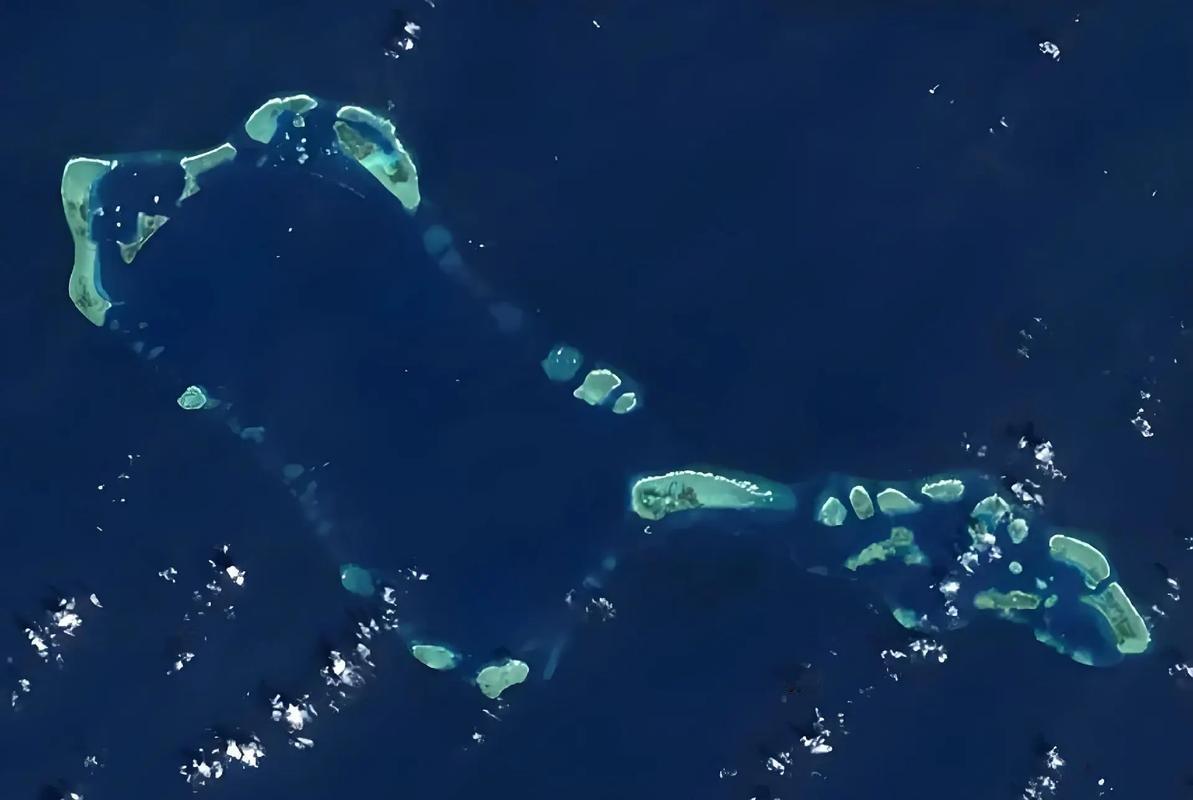 菲方人员持刀威胁中方海警仙宾礁是我国南海的岛礁，曾被外国侵占，但我国通过不懈努力