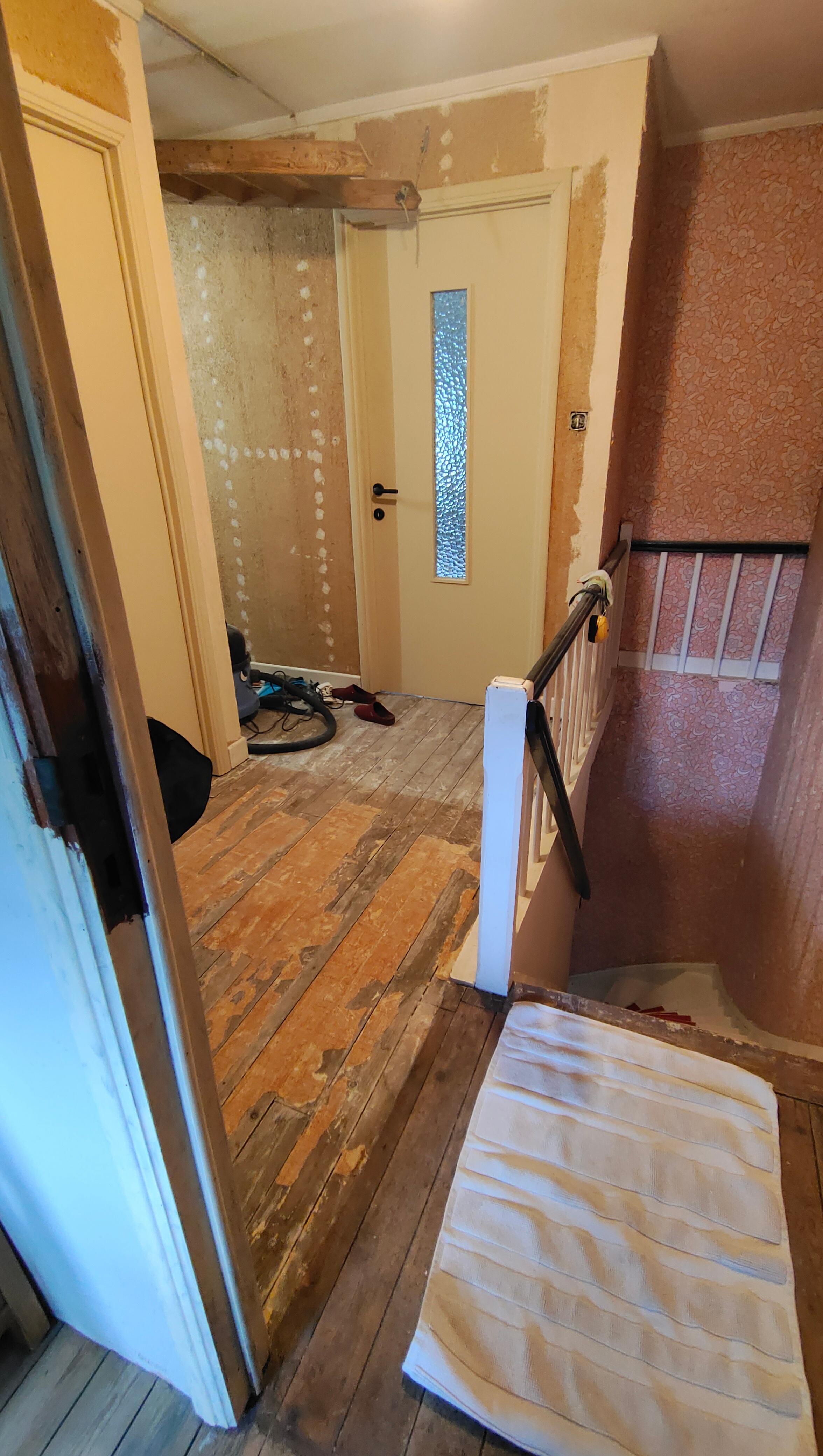 开工第二周，除去墙纸、塑料地板，明天可以把塑料地板和木地板之间的胶除完。上午做工