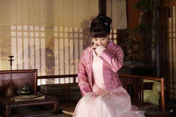 盛明兰并没有收到贺弘文的聘礼，但她却毫不犹豫地撕开了曹锦绣“装可怜”的真面目。