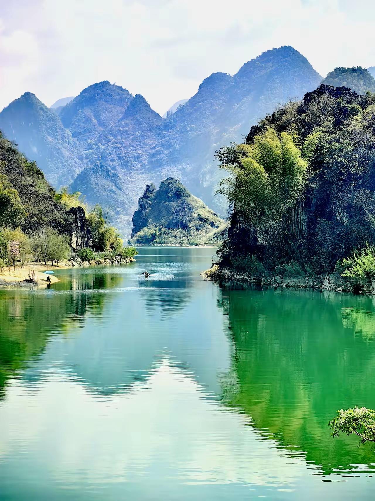 春天的魅力
 
它从不喧哗
只用一缕风
就融化了整个冬天的沉默
 
它不与谁争艳