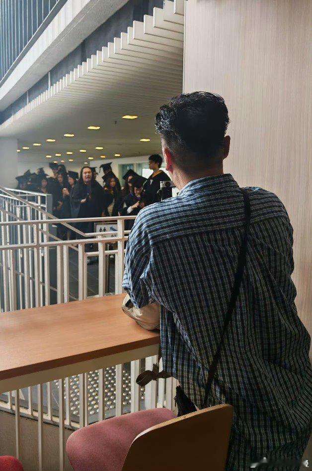 费曼高中毕业了吴镇宇和妻子参加费曼高中毕业典礼 费曼已经高中毕业了，吴镇宇和妻子