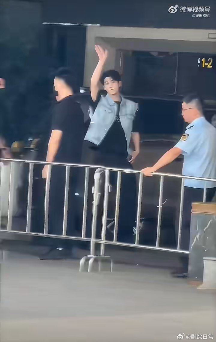 张凌赫强忍着情绪和粉丝打招呼明明自己已经累到快撑不住，还在挨个回应粉丝，这种温柔