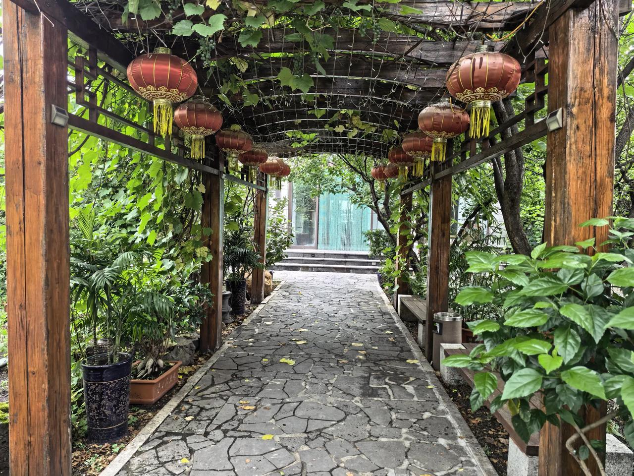 昨天晚上居住的镜泊湖人家宾馆，房间巨大。还有一个庭院，庭院里面布置考究，有很多各