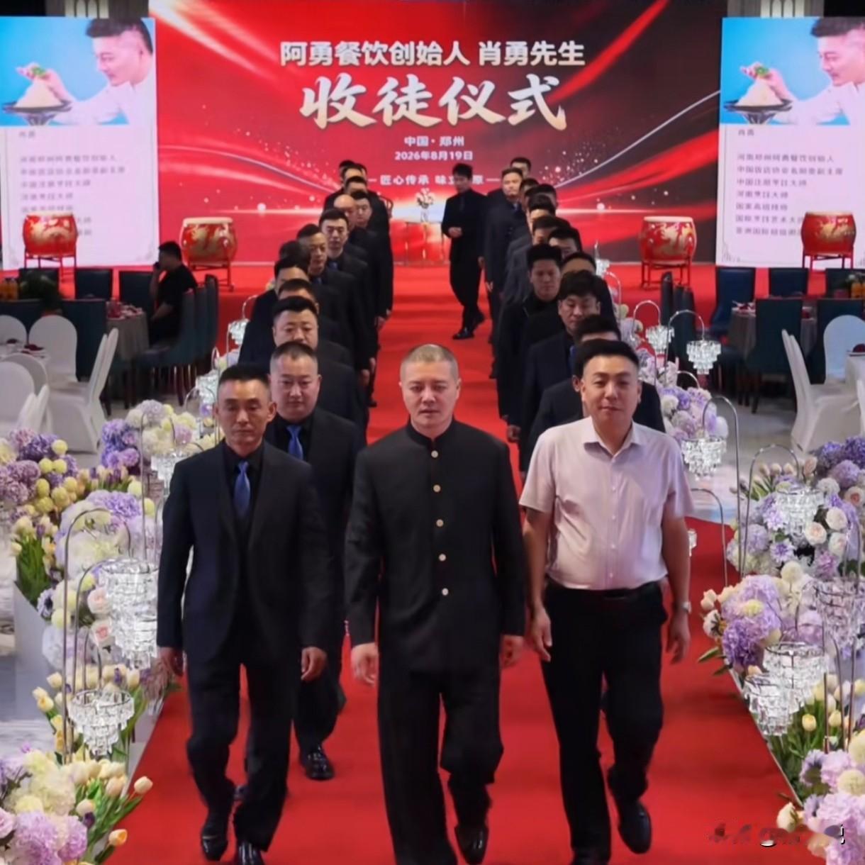 厨师头子也不去灶台颠勺掌锅，反而去西装革履扎领带去拍大片当大哥收徒弟去了。厨师不