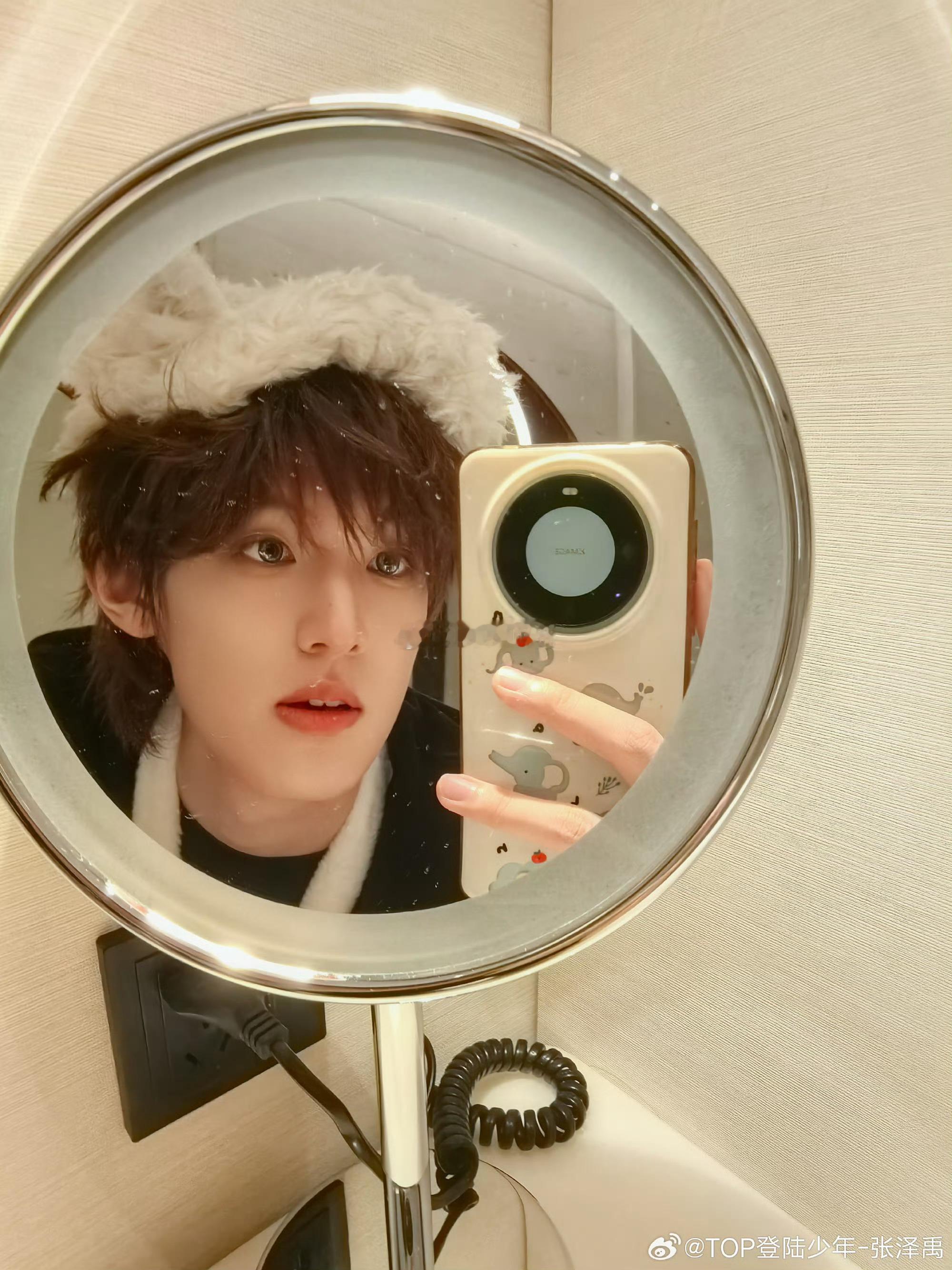 张泽禹冬日小樱桃look 谁懂啊！张泽禹的冬日樱桃造型直接封神！软糯的模样像颗甜