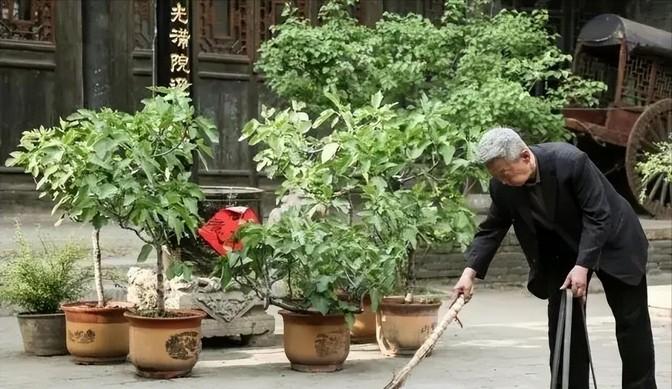 1997年，48岁的耿保国不顾家人反对，四处借钱凑了100万，买下了3000多平