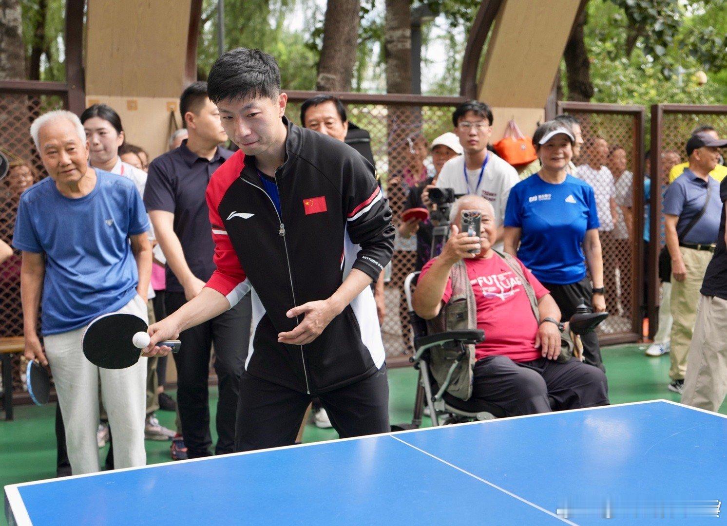 国乒4位奥运冠军和球迷互动   “国球进社区”“国球进公园”公益行活动在北京市东