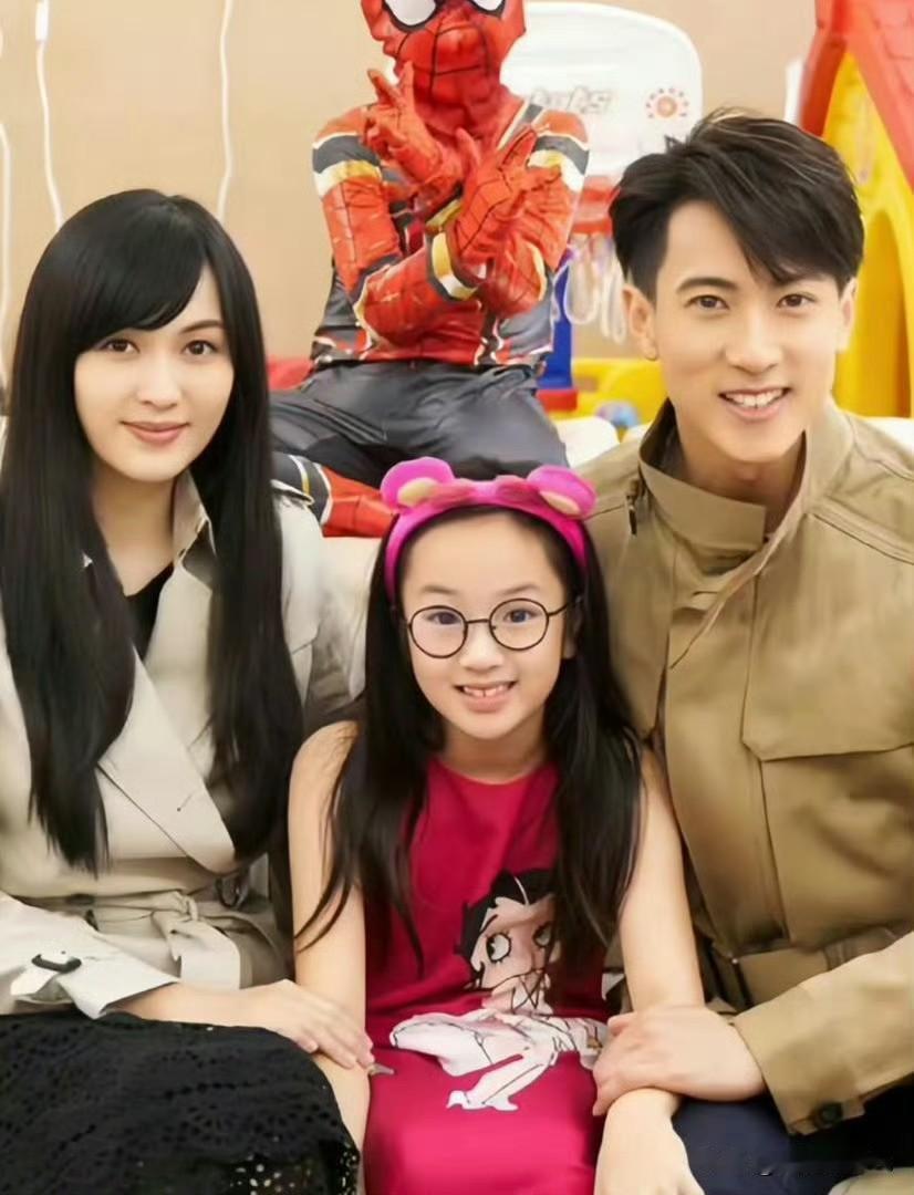 一晃这么多年，当年综艺里的小NeiNei已经长成亭亭玉立的少女。吴尊带着孩子走进