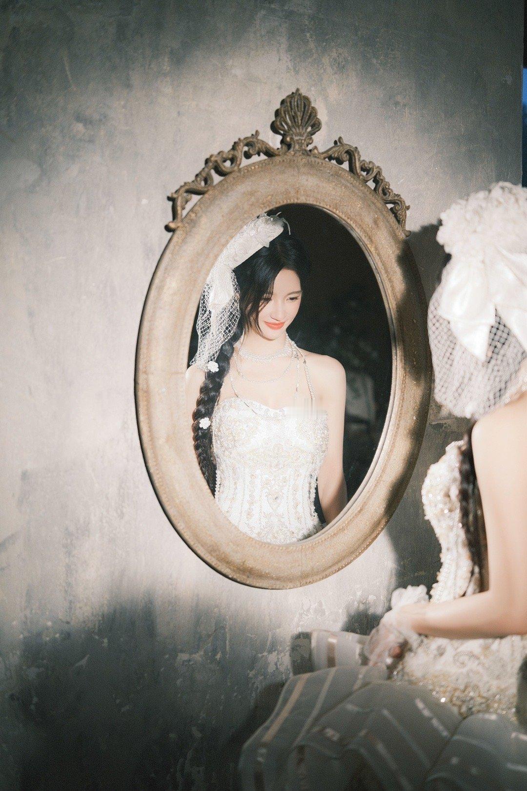 刘些宁生日大片，白纱银妆，”花嫁少女“。刘些宁