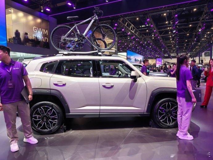 逛完北京车展，最让我挪不开眼的，必须是长城汽车的展台！长城直接把哈弗、坦克、魏牌