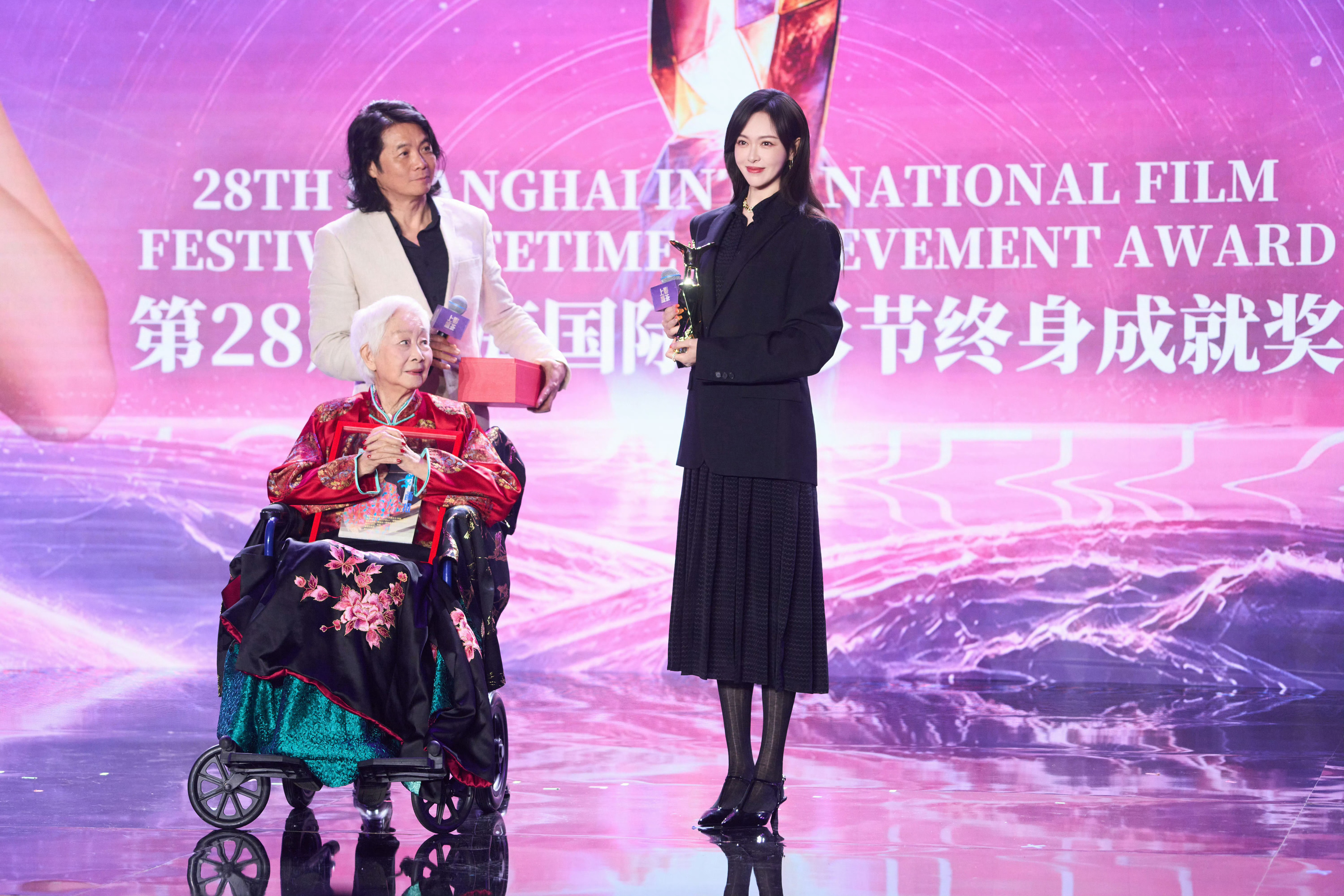 唐嫣｜第28届 上海国际电影节 甜糖惊喜现身上影盛荟活动，芬迪女王唐嫣带来 Fe