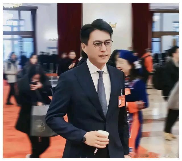 悄悄当了大官的十位当红明星

1.冯 巩：民革中央副主席
第十四届全国政治协商会
