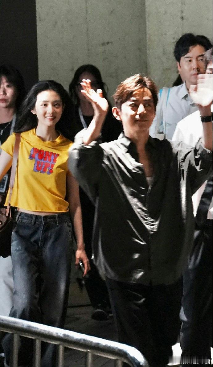 黄多多高清剧照黄多多和何炅演完话剧《水中之书》后一起下班，路透图的黄多多头发自然