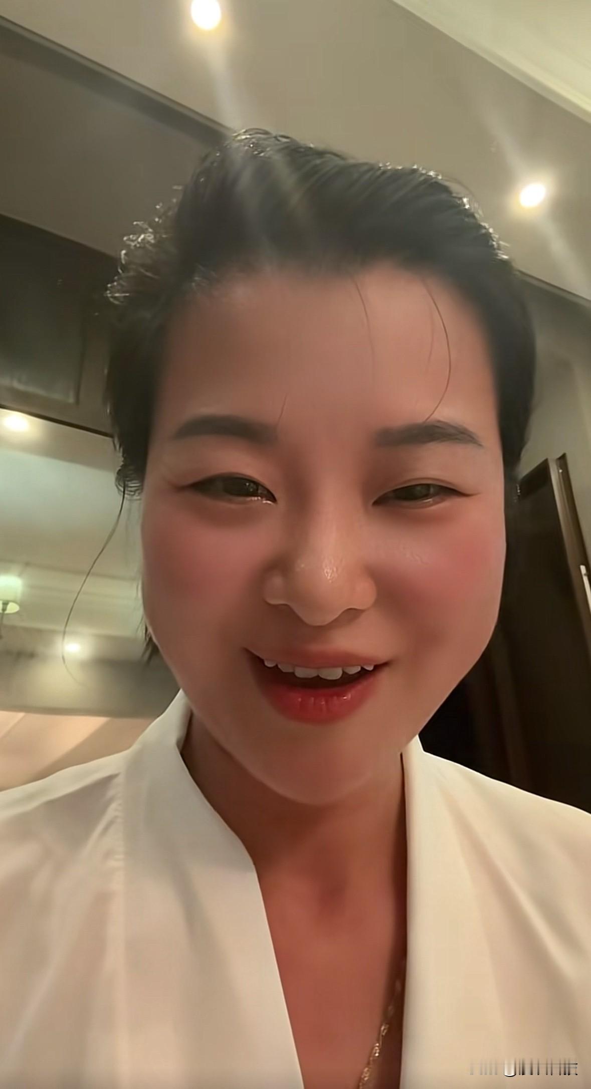 张雪妻子“星姐”点评德比斯第四次夺冠：边看比赛边炒菜，菜都炒糊了。喝酒上了脸，打