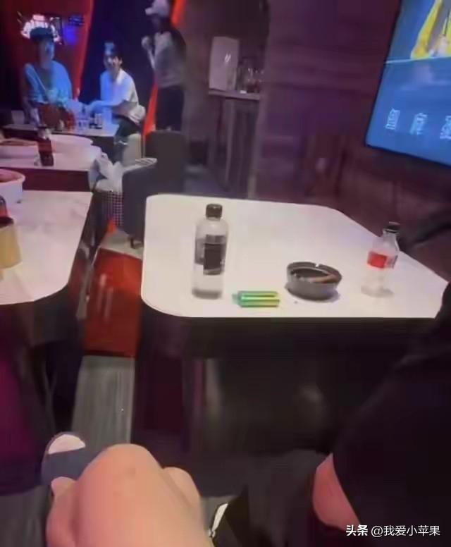 看刘昊然跟郭麒麟去商K的疑似照片视频，感觉他俩才是被小姐姐们花钱点的。俩人坐那么