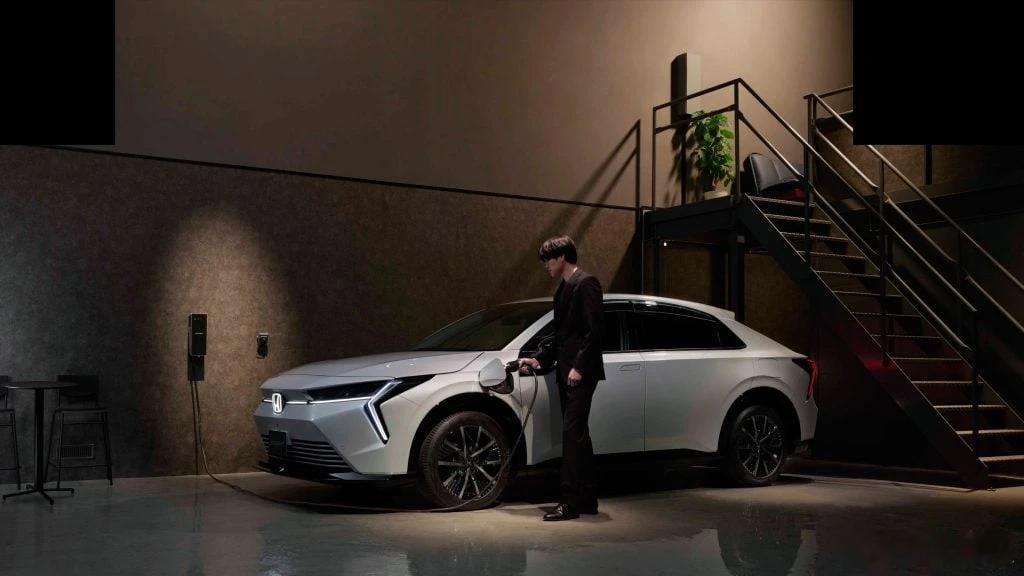 日本人正在给本田ens2猎光屎上雕花。广汽本田：捏妈妈的，怎么我就没这样的资源！