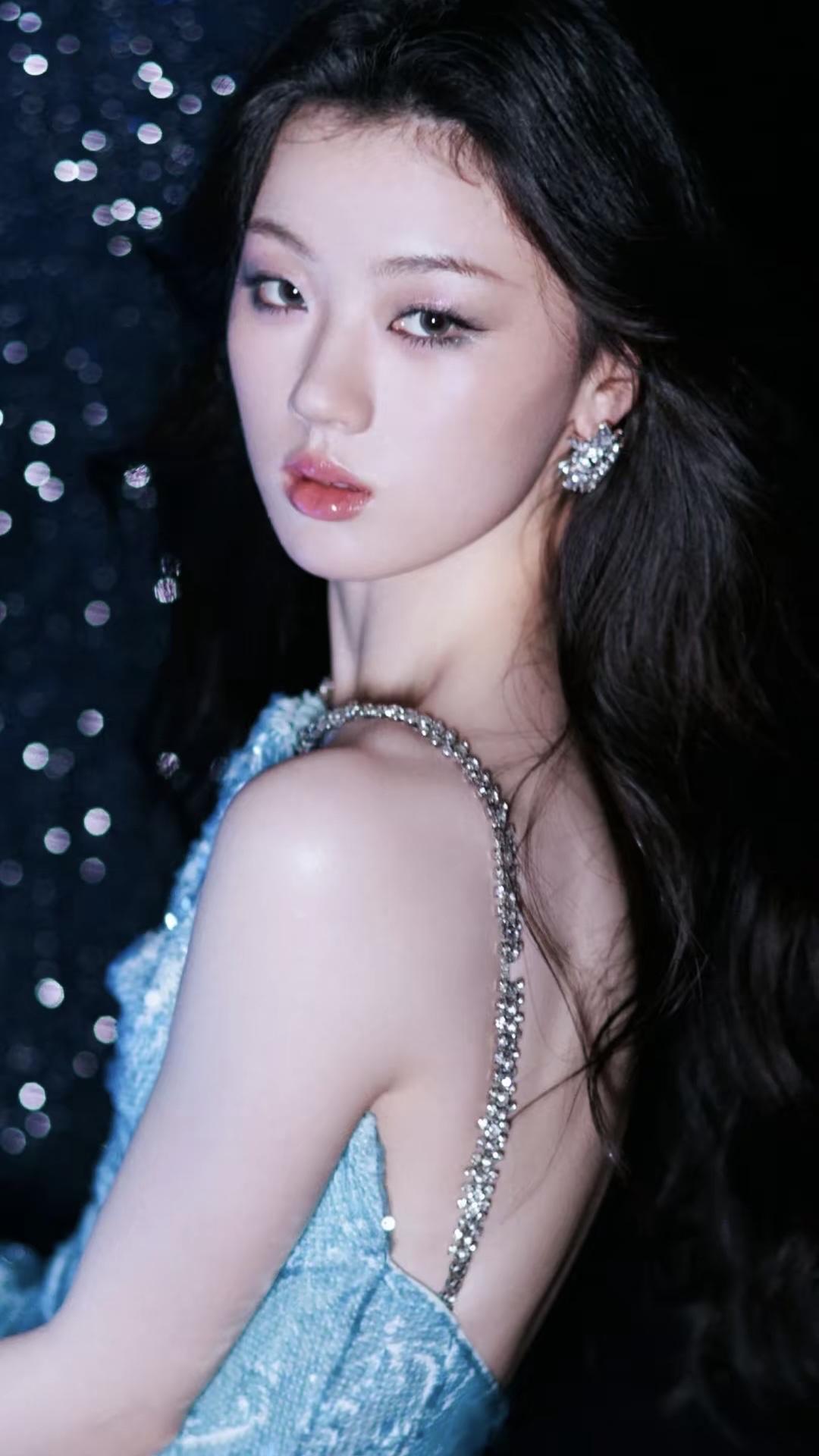 按说单依纯也是个聪明人
这次道歉却让人越看越看不懂
难道是巧合？每一句都像是
踩